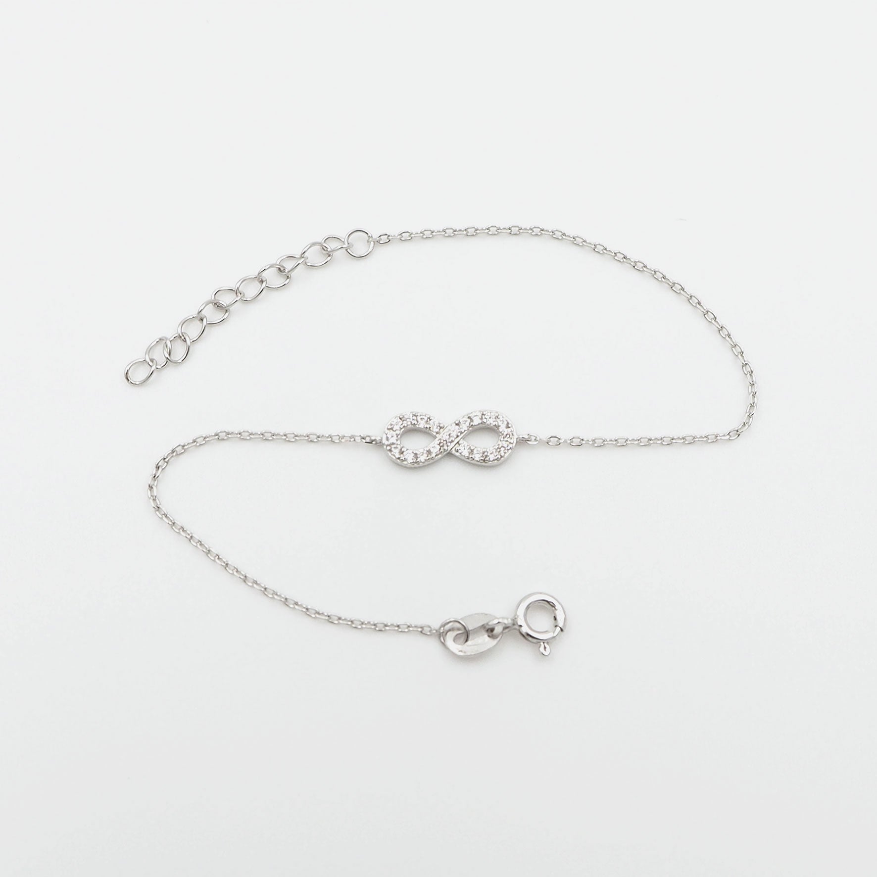 Silber Armbaender fuer Damen jetzt kaufen in unserem Onlineshop oder vor Ort in unserer Filiale in Basel